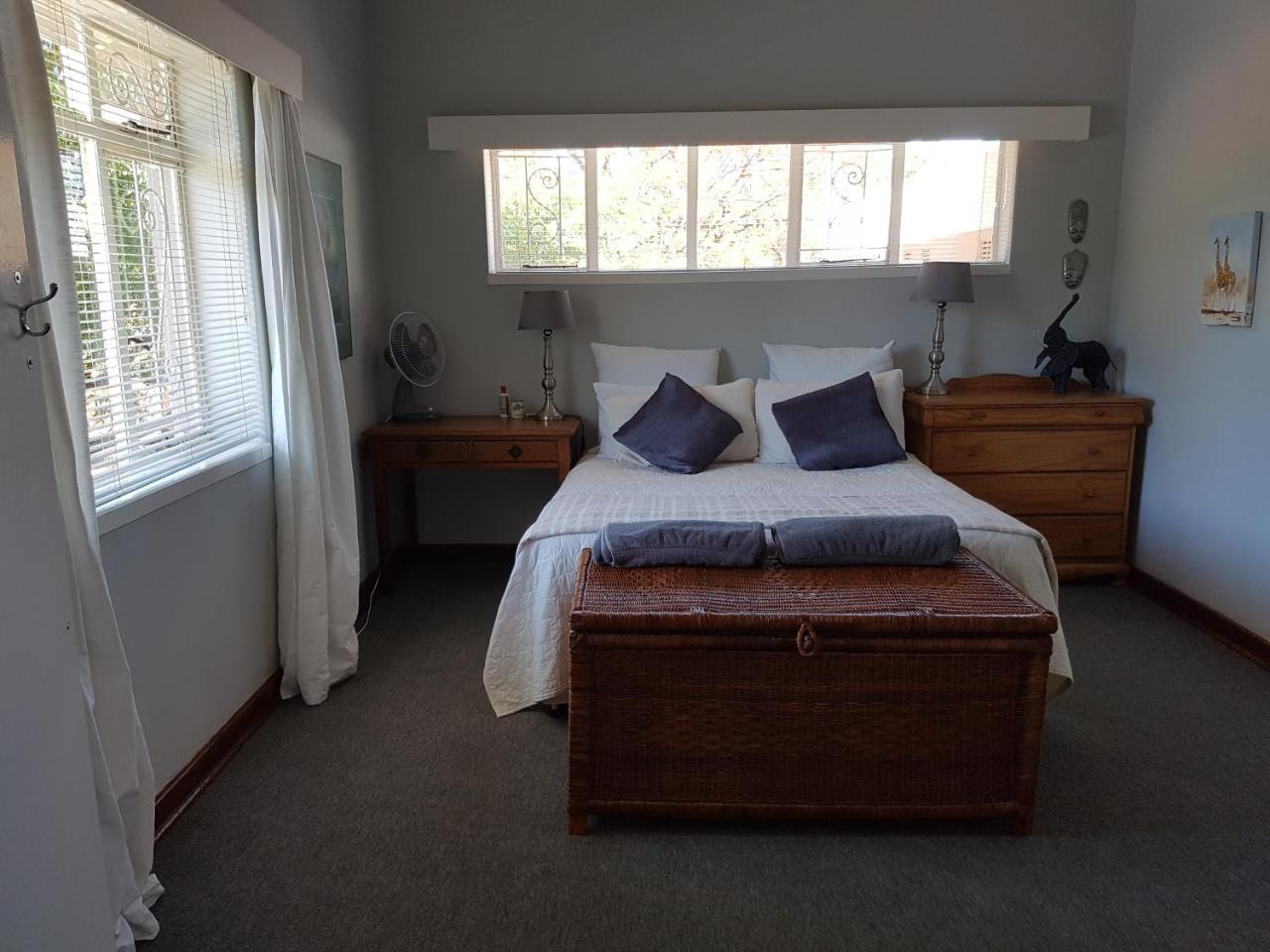 Burnham Road Suite Guest House Булавайо Екстериор снимка