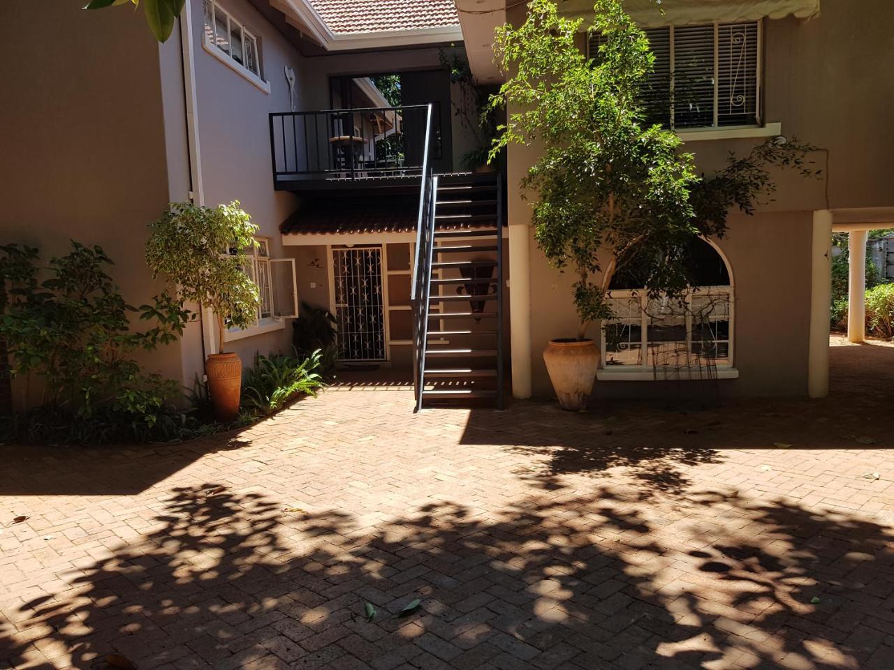 Burnham Road Suite Guest House Булавайо Екстериор снимка